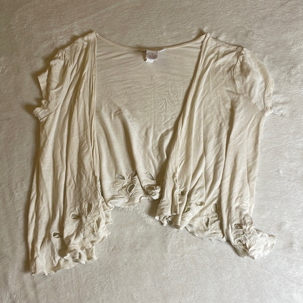 Candie’s Off White Cropped Shrug with Lace Floral Detail size Small - Picture 1 of 5